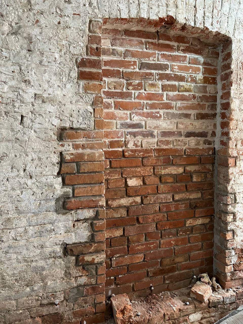 Сохранённый фрагмент исторической кирпичной кладки